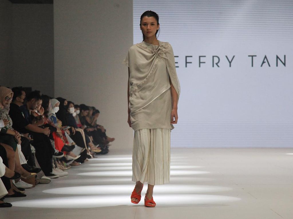 10 Koleksi Busana Terbaru Jeffry Tan di Jakarta Fashion Week 2023