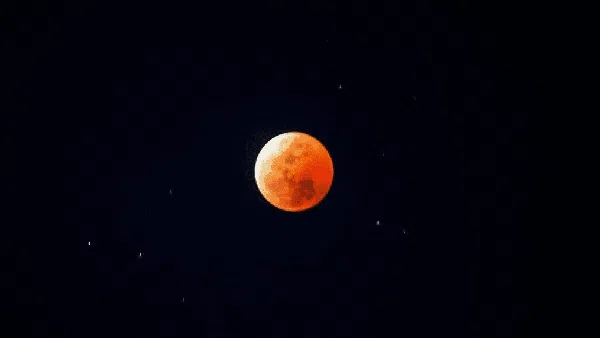 Foto-foto Gerhana Bulan Total dari Langit Indonesia
