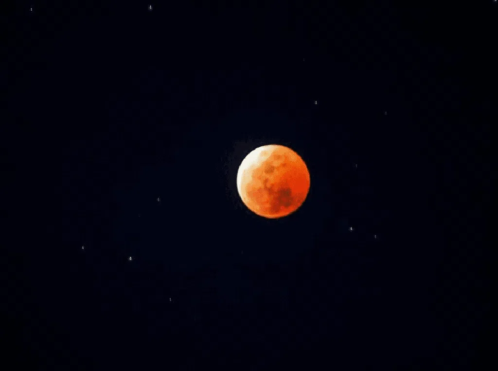 Foto-foto Gerhana Bulan Total dari Langit Indonesia Foto-foto Gerhana Bulan Total dari Langit Indonesia