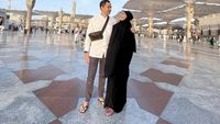 10 Gaya Ayu Dewi Umrah Bersama Regi Datau, Tanpa Makeup dan Berhijab