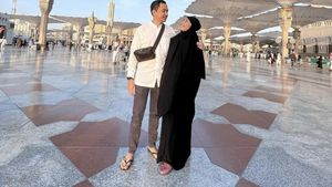 10 Gaya Ayu Dewi Umrah Bersama Regi Datau, Tanpa Makeup dan Berhijab