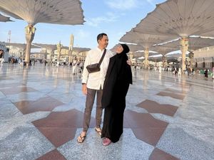 10 Gaya Ayu Dewi Umrah Bersama Regi Datau, Tanpa Makeup dan Berhijab