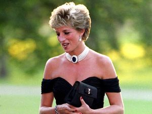 Bukan Charles, Sosok Ini Dianggap Ratu Elizabeth Cocok Jadi Pasangan Diana Bukan Charles, Sosok Ini Dianggap Ratu Elizabeth Cocok Jadi Pasangan Diana