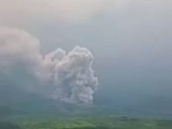 Gunung Semeru Luncurkan Awan Panas Sejauh 4,5 KM