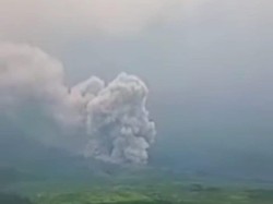 Gunung Semeru Luncurkan Awan Panas Sejauh 4,5 KM