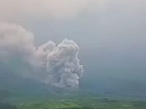 Gunung Semeru Luncurkan Awan Panas Sejauh 4,5 KM Gunung Semeru Luncurkan Awan Panas Sejauh 4,5 KM