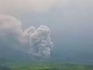 Penampakan Gunung Semeru Luncurkan Awan Panas Guguran Sejauh 4,5 Km Penampakan Gunung Semeru Luncurkan Awan Panas Guguran Sejauh 4,5 Km