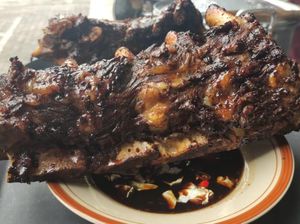 Maknyus! Sensasi Iga Bakar Balungan Dinosaurus di Sidoarjo Bikin Kalap