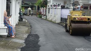 Pengaspalan Jalan Rumah Calon Besan Jokowi Jelang Pernikahan Kaesang-Erina