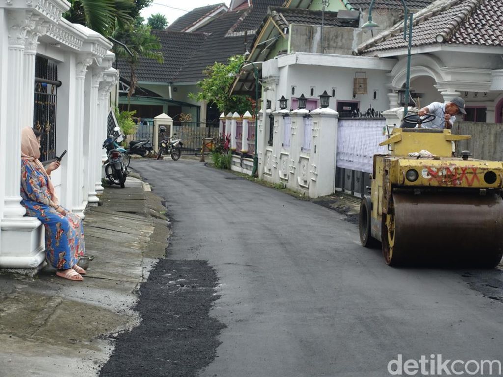 Pengaspalan Jalan Rumah Calon Besan Jokowi Jelang Pernikahan Kaesang-Erina