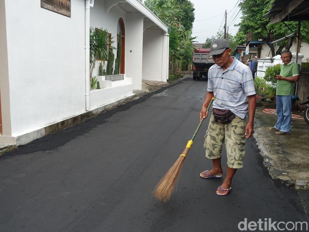 Warga Sekitar Rumah Erina Sambut Hajatan Jokowi Mantu