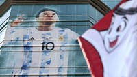 Gambar besar kapten Argentina Lionel Messi dipajang di sebuah gedung di Doha.