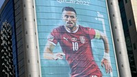Gambar besar kapten Serbia Dusan Tadic dipajang di sebuah gedung di Doha.