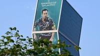 Gambar besar kapten Jepang Maya Yoshida dipajang di sebuah gedung di Doha.
