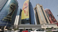 Gambar besar trofi Piala Dunia (kiri), penyerang Wales Gareth Bale (tengah), dan penyerang Qatar Hassan al-Haydos (kanan) menghiasi gedung-gedung di Doha. Giuseppe Cacace/AFP/Getty Images