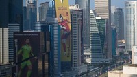 Spanduk yang menggambarkan kapten Wales Gareth Bale (tengah) juga menghiasi sebuah bangunan di Doha.