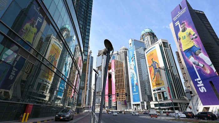 Jelang Piala Dunia 2022, Potret Neymar-Messi Hiasi Gedung-gedung di Qatar Large pictures of Brazil's forward Neymar (R), Cameroon's goalkeeper Andre Onana (C) and Iran's midfielder Alireza Jahanbakhsh (L) adorn buildings in Doha on November 6, 2022, ahead of the Qatar 2022 FIFA World Cup football tournament. (Photo by Gabriel BOUYS / AFP) (Photo by GABRIEL BOUYS/AFP via Getty Images)