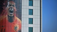 Spanduk yang menggambarkan kapten Belanda Virgil van Dijk juga terpampang di samping sebuah bangunan di Doha.