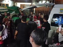Tangis Keluarga Saat Jenazah Tjetje Tiba di Rumah Duka