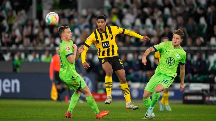 WOLFSBURG, GERMANY - NOVEMBER 08: Jude Bellingham of Borussia Dortmund controls the ball during the Bundesliga match between VfL Wolfsburg and Borussia Dortmund at Volkswagen Arena on November 8, 2022 in Wolfsburg, Germany. (Photo by Ulrik Pedersen/DeFodi Images via Getty Images)