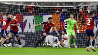 Barcelona sudah kebobolan saat pertandingan baru berjalan enam menit. Gawang Barcelona dibobol oleh David Garcia.