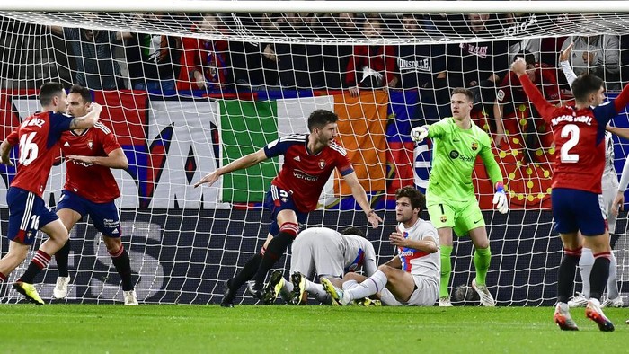 Barcelona menang atas Osasuna, walau bermain dengan 10 orang setelah Lewandowski kena kartu merah di Estadio El Sadar, Rabu (9/11/2022). Barcelona pun mantap di posisi pertama klasemen Liga Spanyol.