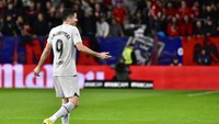 Dalam posisi tertinggal, Barcelona justru harus kehilangan Lewandowski. Striker asal Polandia itu diusir wasit usai mendapat kartu kuning kedua pada menit ke-31 karena menyikut David Garcia.
