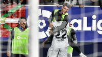 10 pemain Barcelona berbalik unggul pada menit ke-85. Gol dicetak oleh Raphinha.