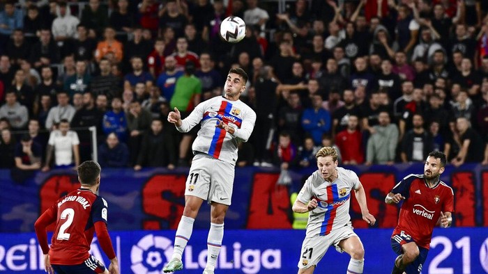Barcelona menang atas Osasuna, walau bermain dengan 10 orang setelah Lewandowski kena kartu merah di Estadio El Sadar, Rabu (9/11/2022). Barcelona pun mantap di posisi pertama klasemen Liga Spanyol.