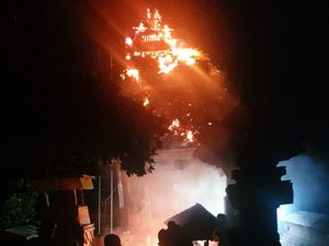 Viral Wanita Selamat dari Petir saat Kebakaran Pura Uluwatu