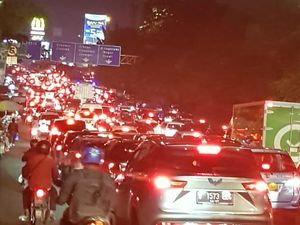 Saat Penumpang Pilih Jalan Kaki Gegara Exit Tol Cibubur Macet Parah Saat Penumpang Pilih Jalan Kaki Gegara Exit Tol Cibubur Macet Parah