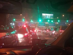 Exit Tol Cibubur Macet Parah, Kendaraan Tak Gerak Berjam-jam!