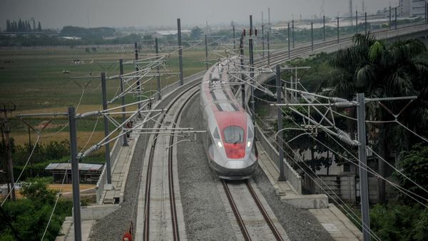 Penampakan Rangkaian Kereta Cepat Nangkring di Rel Mau Uji Dinamis