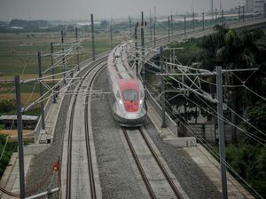 Penampakan Rangkaian Kereta Cepat Nangkring di Rel Mau Uji Dinamis