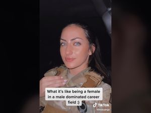 Potret Tentara Viral yang Mirip Megan Fox, Sering Digoda Rekan-rekan Pria