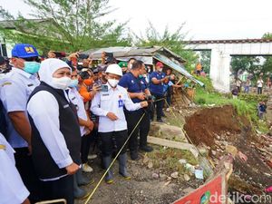 Gubernur Khofifah Bantu Warga Terdampak Banjir Kalibaru Banyuwangi