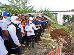 Gubernur Khofifah Bantu Warga Terdampak Banjir Kalibaru Banyuwangi