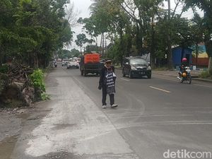 Peringatan 40 Hari Tragedi Kanjuruhan: Jalan Mundur hingga Seragam Hitam Peringatan 40 Hari Tragedi Kanjuruhan: Jalan Mundur hingga Seragam Hitam