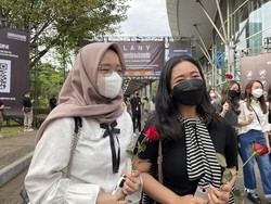Bunga Mawar Para Penggemar Sambut Konser LANY Malam Ini