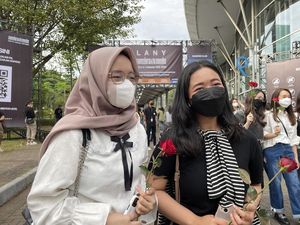 Bunga Mawar Para Penggemar Sambut Konser LANY Malam Ini Bunga Mawar Para Penggemar Sambut Konser LANY Malam Ini
