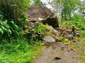 Longsor Batu Besar Tutup Akses Jalan Desa di Ciamis