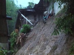 Ibu-Anak di Selogiri Tertimpa Tembok Ambruk Kena Longsor