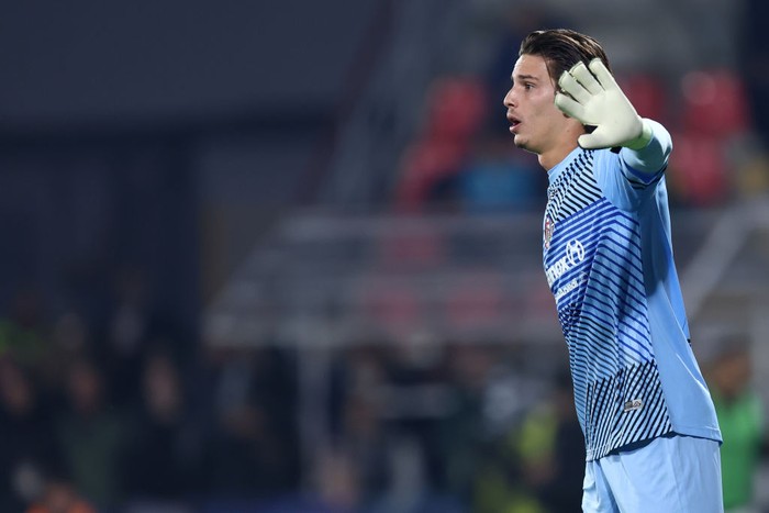 Marco Carnesecchi CREMONA, ITALY - NOVEMBER 08: Marco Carnesecchi of US Cremonese gestures during the Serie A match between US Cremonese and AC Milan at Stadio Giovanni Zini on November 8, 2022 in Cremona, Italy. (Photo by Sportinfoto/DeFodi Images via Getty Images)