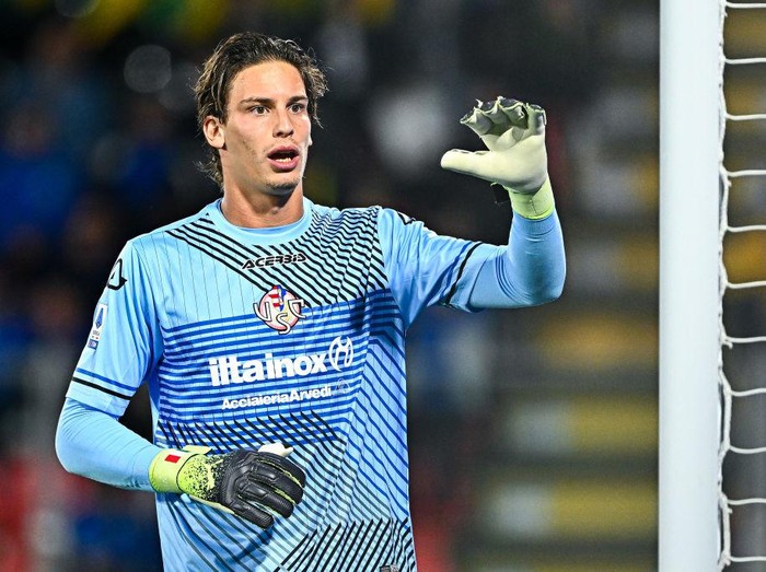 CREMONA, ITALY - NOVEMBER 08: Marco Carnesecchi of US Cremonese gestures during the Serie A match between US Cremonese and AC Milan at Stadio Giovanni Zini on November 8, 2022 in Cremona, Italy. (Photo by Sportinfoto/DeFodi Images via Getty Images)