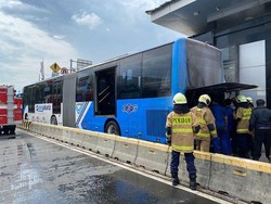 Mesin Bus TransJ Terbakar di Rawamangun Jaktim, Diawali Suara Ledakan