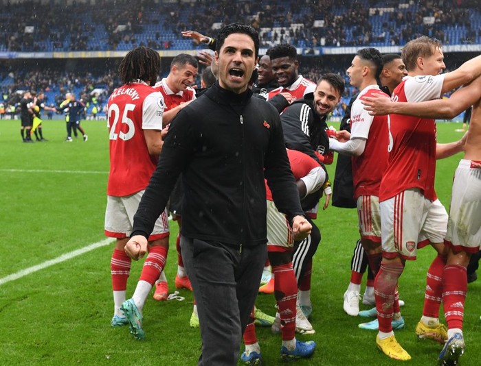 LONDON, ENGLAND - NOVEMBER 06: Arsenal manager Mikel Arteta celebrates after the Premier League match between Chelsea FC and Arsenal FC at Stamford Bridge on November 06, 2022 in London, England. (Photo by Stuart MacFarlane/Arsenal FC via Getty Images)