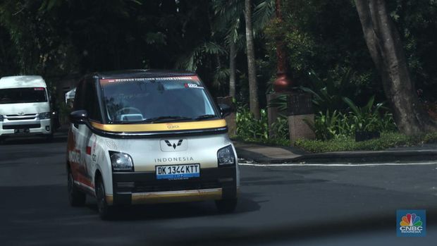 Mobil listrik Wuling Air EV di Nusa Dua, Bali, Rabu (9/11/2022). Mobil listrik ini akan digunakan oleh para delegasi negara anggota G20 untuk mendukung KTT G20 Bali pada 15-16 November 2022 nanti. (CNBC Indonesia/ Tri Susilo)