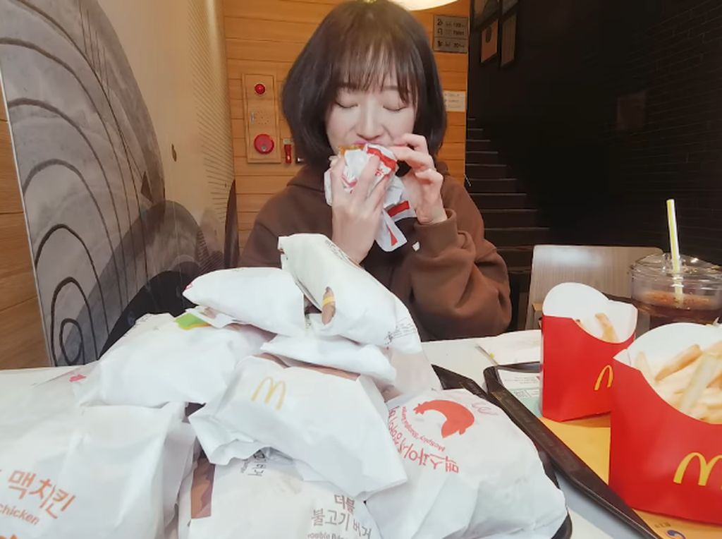 YouTuber Korea Ini Mukbang 36 Menu McDonalds, Burger hingga Es Krim