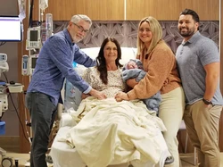 Viral, Nenek 56 Tahun Melahirkan Anak Putranya