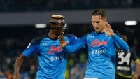 Lozano jadi pemberi assist untuk golnya Zielinski. Zielinski tuntaskan umpan lambung di depan gawang eks klubnya (Getty Images)